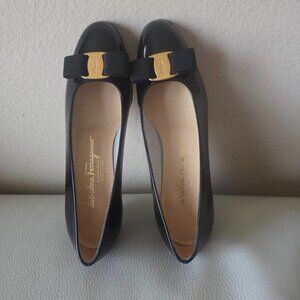 Salvatore Ferragamo Vara Bow Black patent leather pumps
